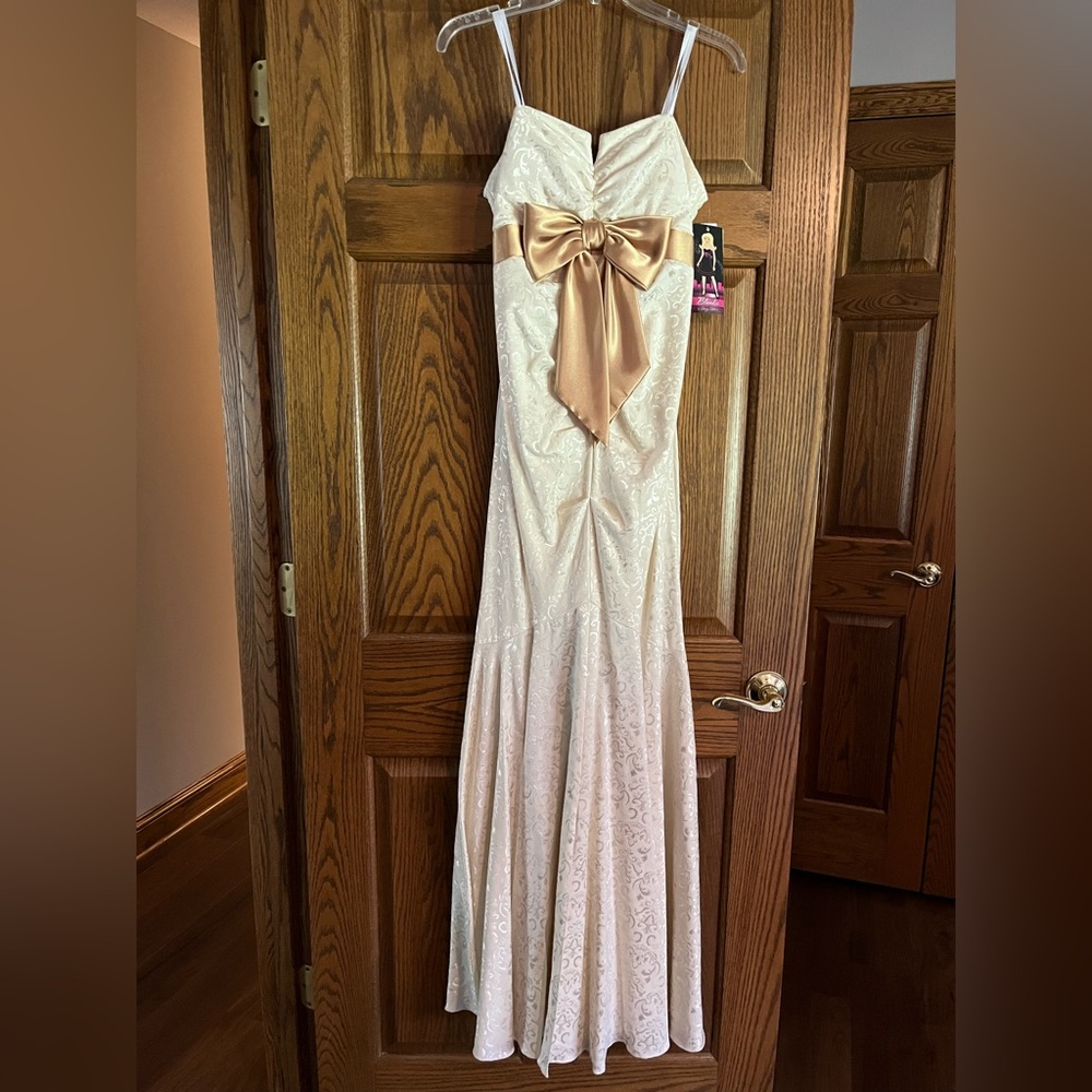 Blondie Nites by Stacy Skylar Strapless Gown w/Gold Satin Bow -Size 11 Jrs -NWT